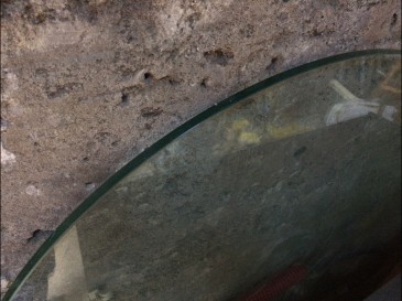 Grand plateau de verre épais rond pour table.